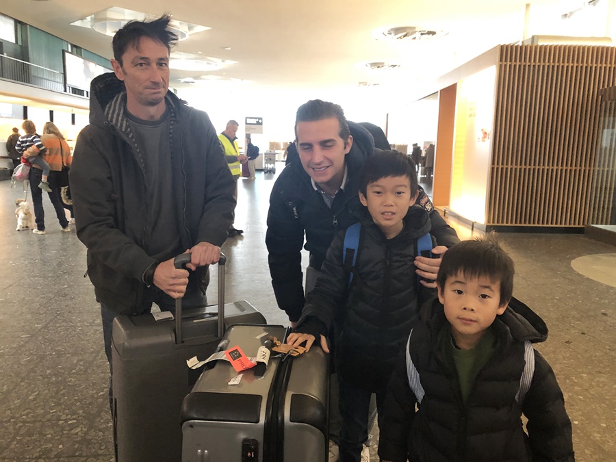 冬休みで日本へ一時帰国するラ・ガレン校に正規留学中の日本人留学生と学校スタッフ