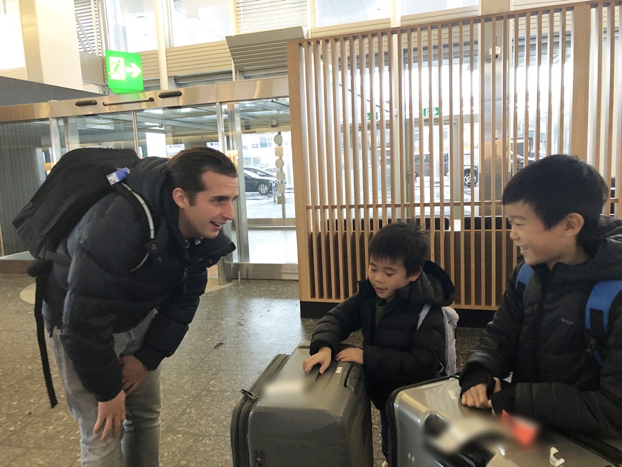 冬休みで日本へ一時帰国するラ・ガレン校に正規留学中の日本人留学生と学校スタッフのチューリッヒ空港での様子