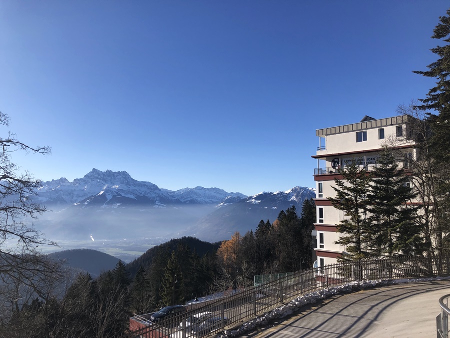 レザン・アメリカン・スクール校のサボイ寮から見えるスイスアルプスの絶景
