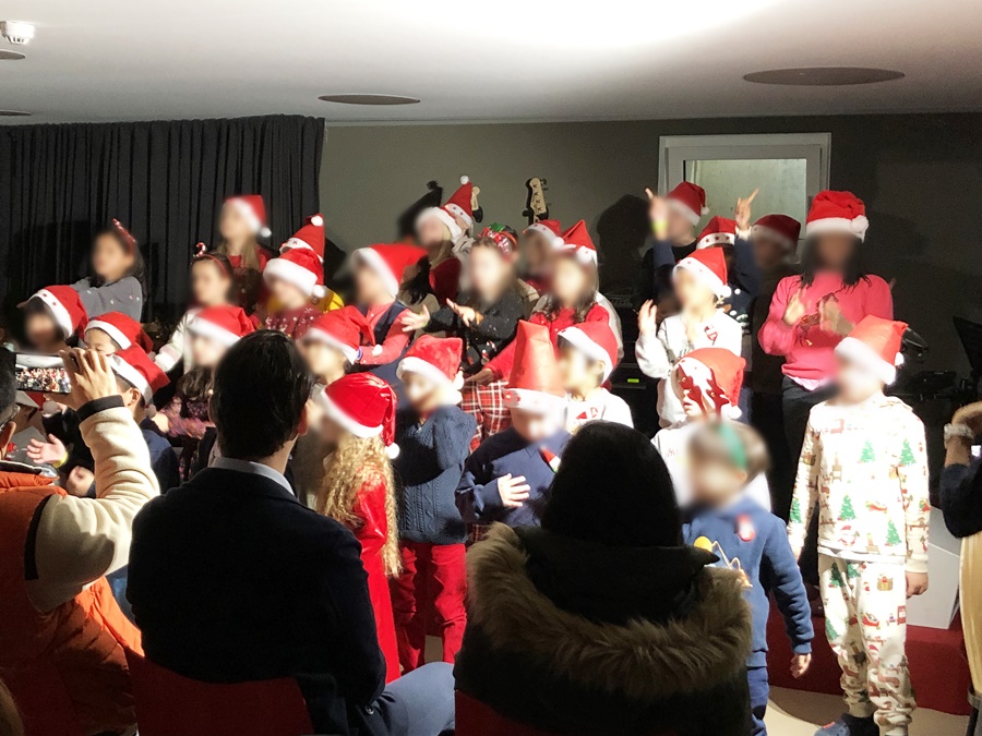 ラ・ガレン校のクリスマスコンサートで歌を歌う児童生徒