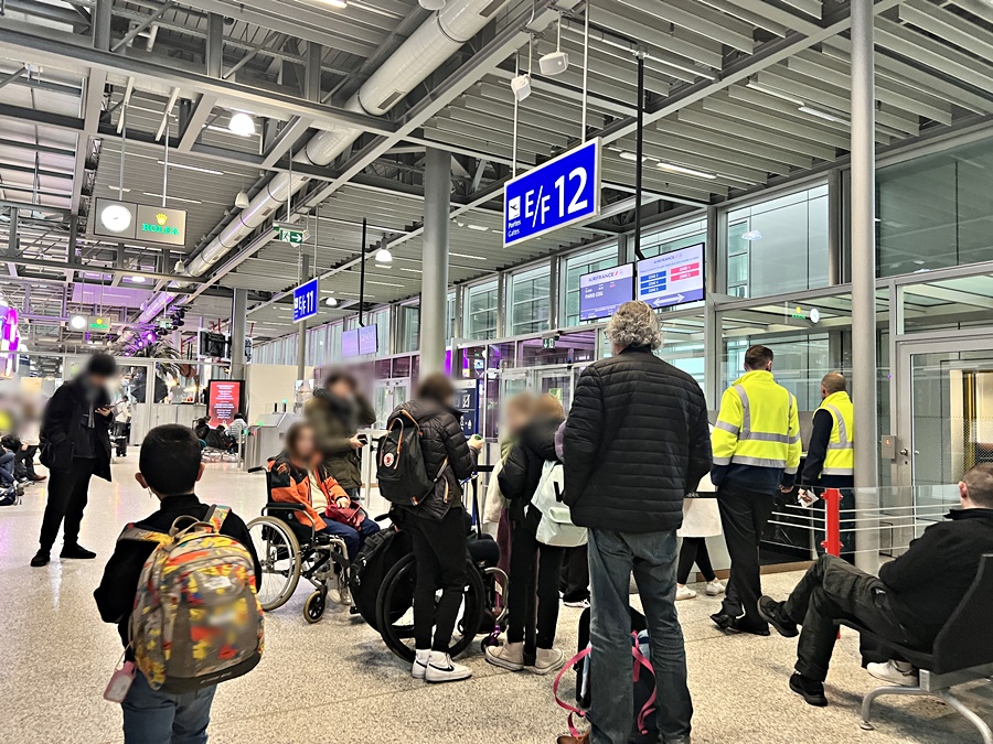 スイスから日本へ一時帰国する小学生留学生のジュネーブ空港での様子