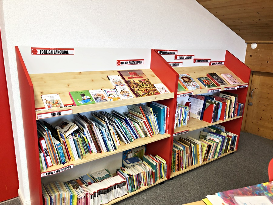 ラ・ガレン校の新たな図書室スカイ・ライブラリーにある多言語の本