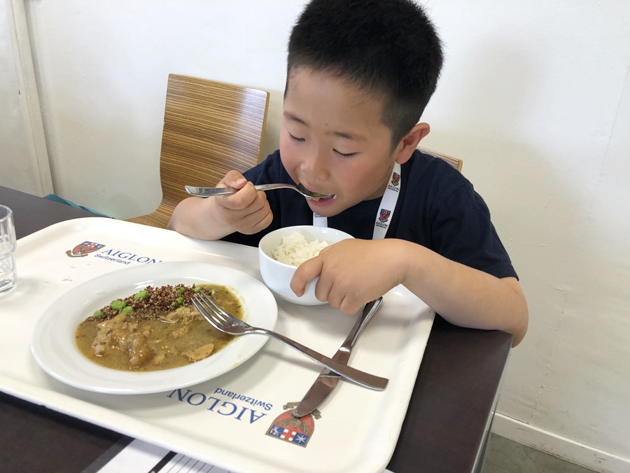 エイグロン・カレッジ校のサマースクールにて昼食を召し上がる日本人留学生