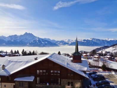 ボーソレイユ校学校から見える雪山の景色