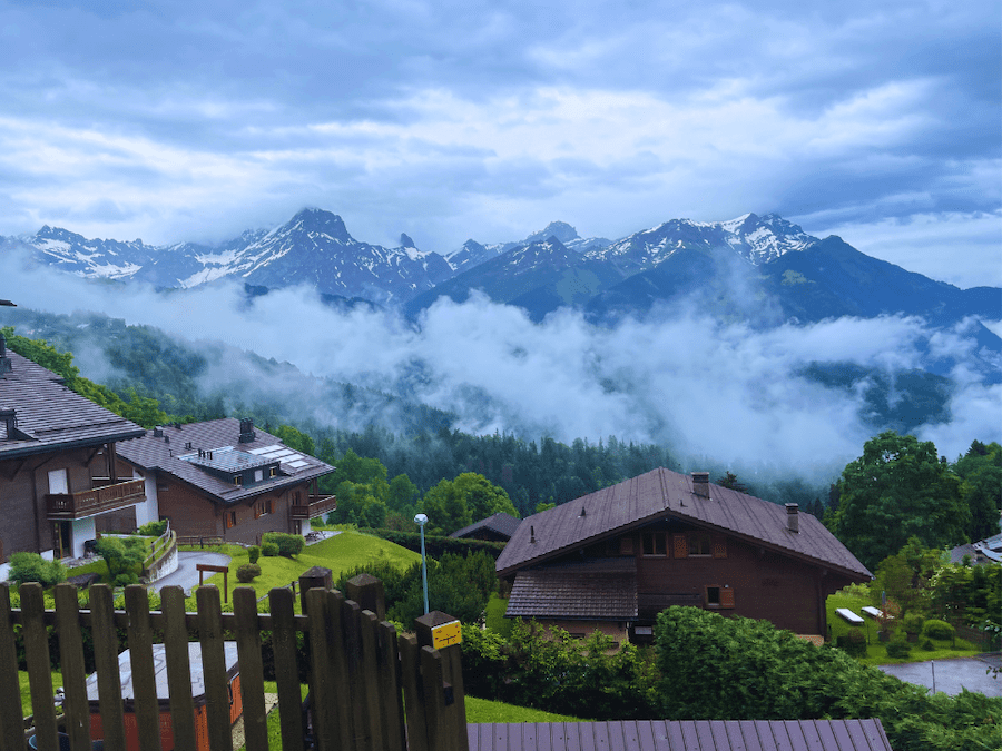 標高1,300mのスイスアルプスの中のリゾート地にあるラ・ガレン校からの景色