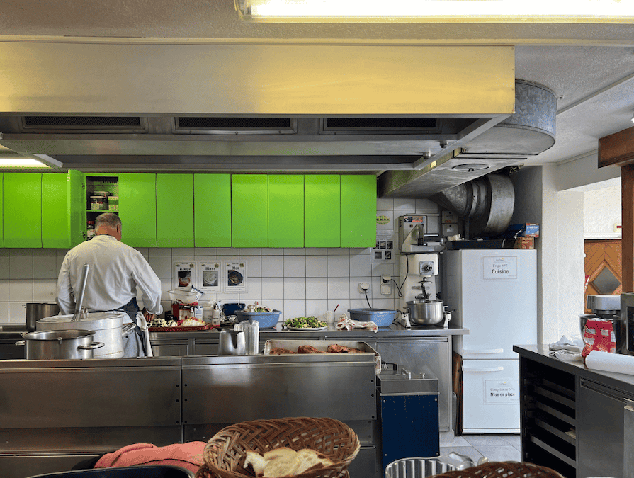 すべての料理は校内の専属シェフによる手作りで、年齢や活動内容に合わせた栄養バランスが考慮されています。