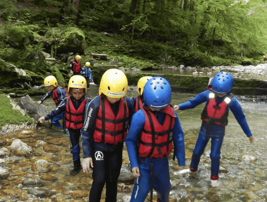 「水・山・岩」の週ごとのテーマに沿ったアウトドアキャンプが展開され、 五感を使って学ぶ体験型教育が実施されるJFK校のサマースクール
