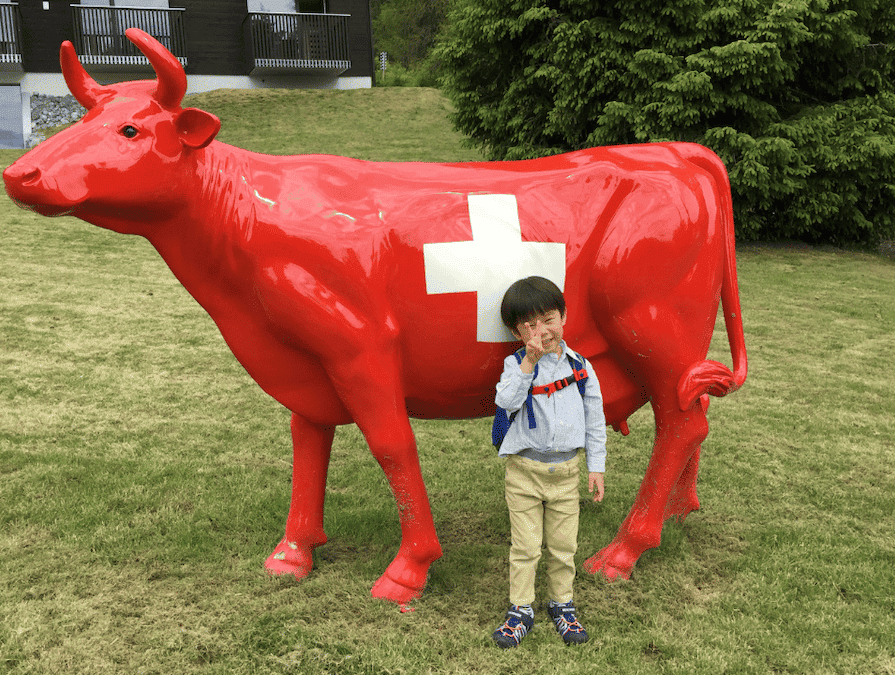 ジョウ君のご家族は、ジョウ君が3歳のときにスイスの学校を見学し、5歳でプレフルーリ校のサマースクールに参加されました。その後、7歳からラ・ガレン校での正規留学をスタート