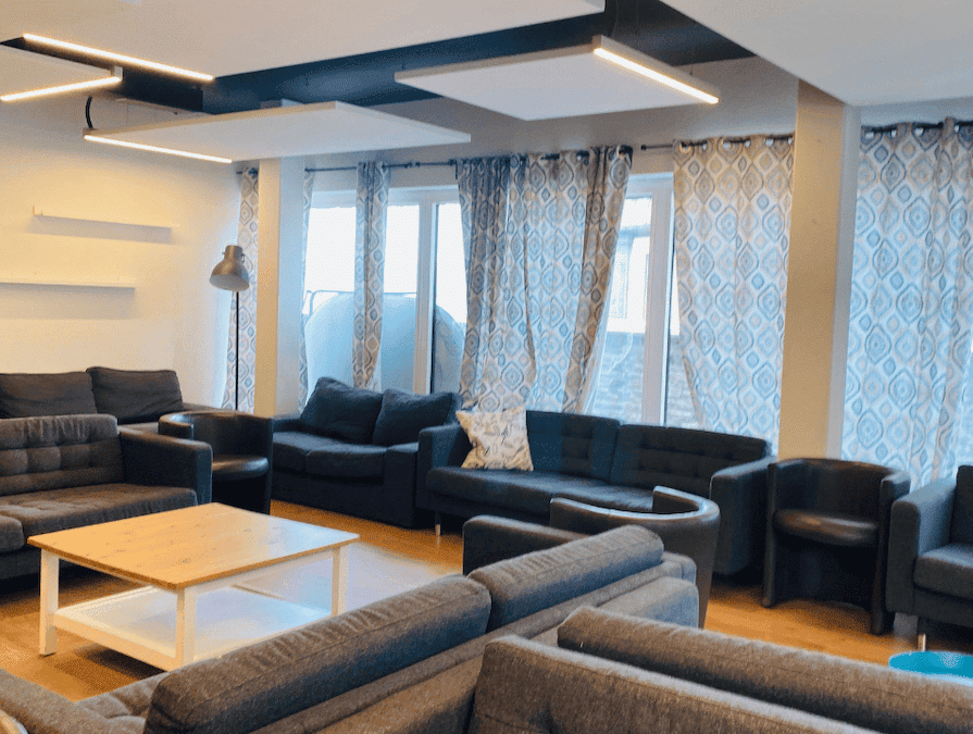 ボーソレイユ校では、食事、宿泊、感情サポート、健康管理など、日常生活全般を学校がサポートします。寮スタッフやカウンセラー、看護師、心理士が常駐し、学生の安心と成長を保証します。