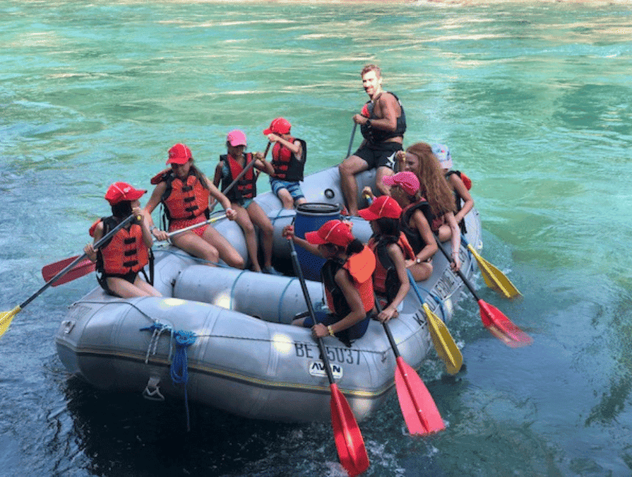 週毎に水・山・岩のテーマに沿った、専門マウンテンガイドによる本格的なアウトドアアクティビティが用意されていて、自然環境を探索し、新しい発見を楽しみながら学べるJFKのサマースクール