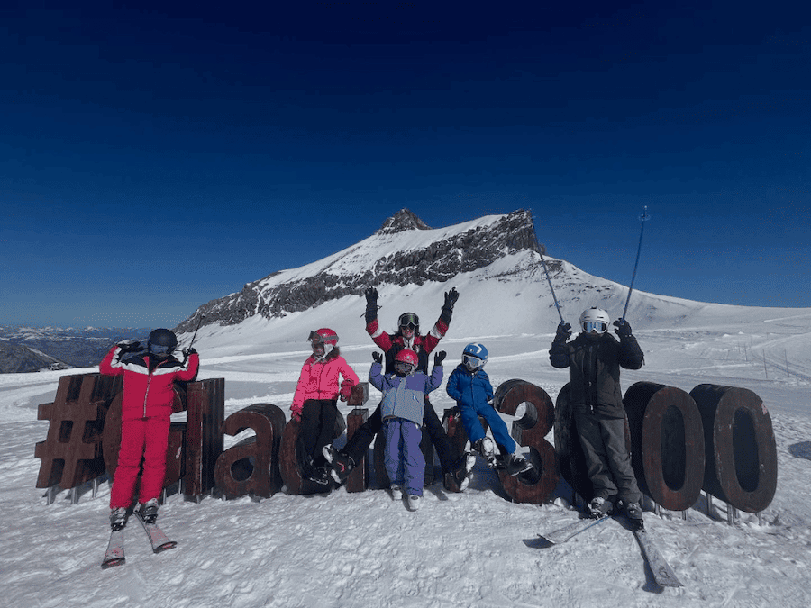 スイス・グシュタード地区に位置するロベルキャンプ・キャンプ専門校では、冬季にもウィンターキャンプを開催しています