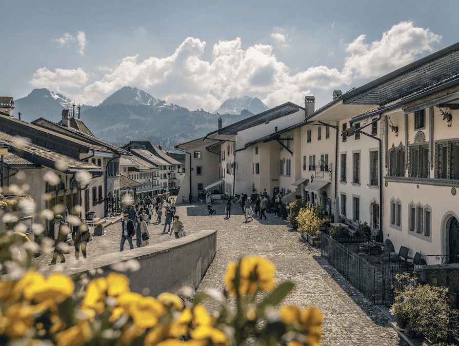 20251204_world_cheese_awards_gruyere_town グリュイエールチーズで有名なグリュイエール( Gruyère)の街なみ