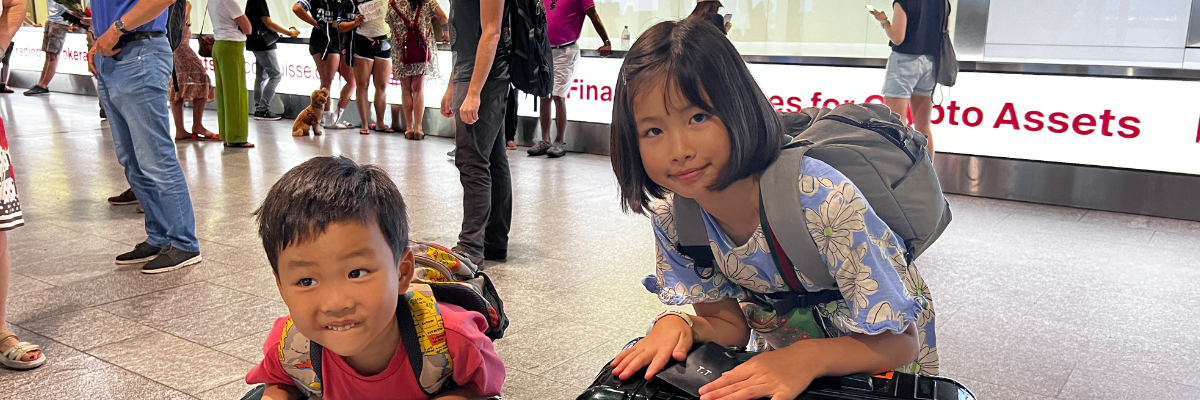 Summer2026_sp_plan_top_3 2024年チューリッヒ空港到着時のスイスサマースクールに参加する低学年の日本人姉弟