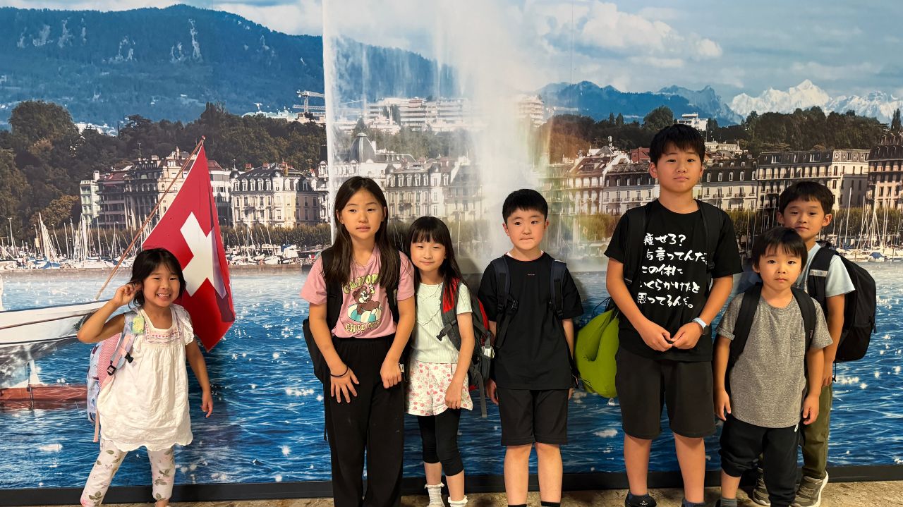 Summer2026_sp_plan_top_mobile_2 2025年ジュネーブ空港到着時のスイスサマースクールに参加する日本人幼稚園児・小学生男女7名