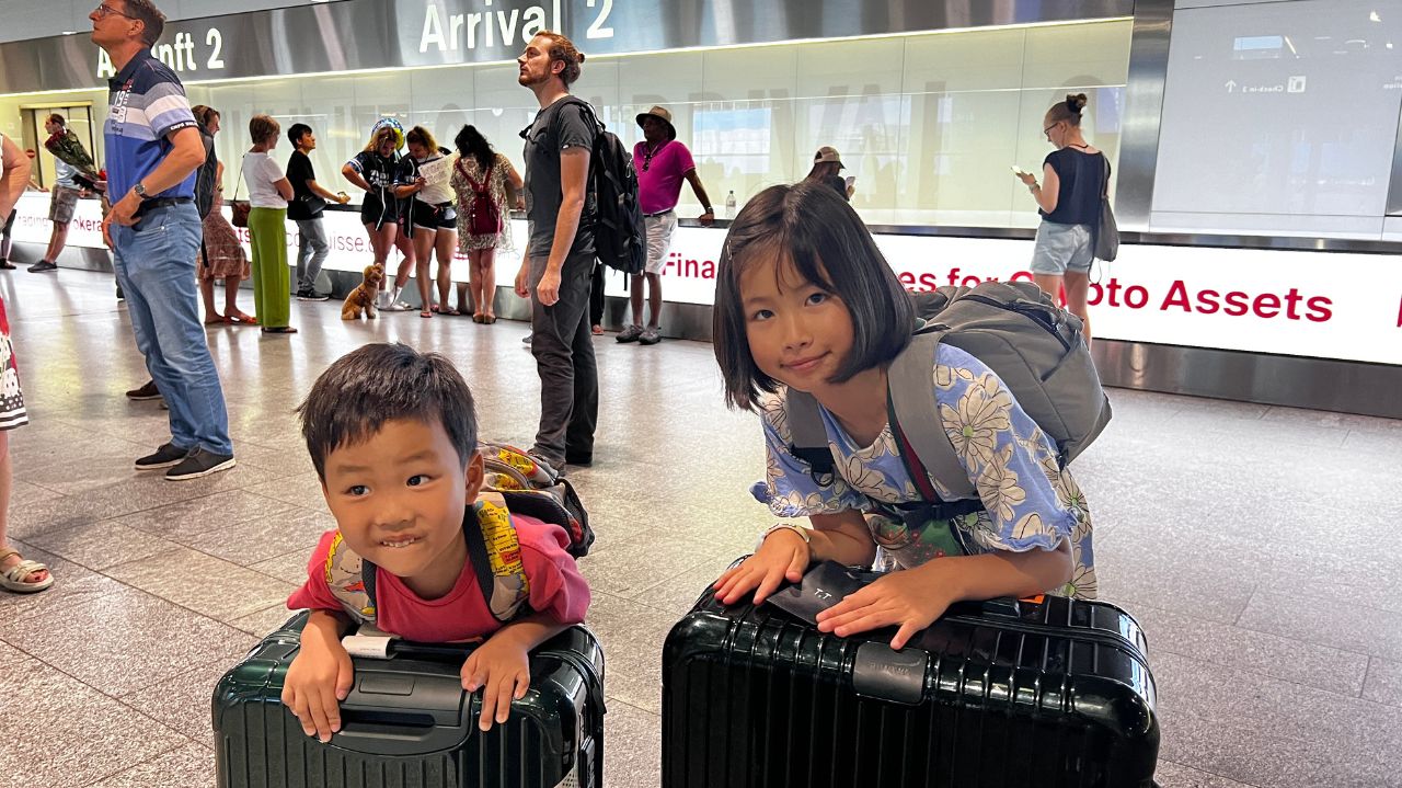 Summer2026_sp_plan_top_mobile_3 2024年チューリッヒ空港到着時のスイスサマースクールに参加する低学年の日本人姉弟