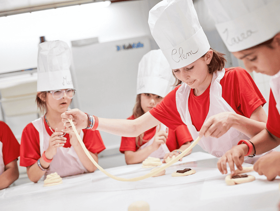 20251204_lagarenne_event_cooking スイス・アルプスの山岳リゾート、ヴィラールの標高1,300メートルに位置する、 ラ・ガレン・インターナショナル・スクール校の料理レッスンの様子