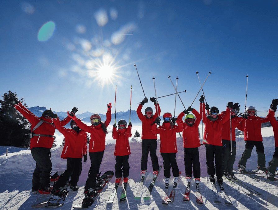 20251204_lagarenne_event_winter スイス・アルプスの山岳リゾート、ヴィラールの標高1,300メートルに位置する、 ラ・ガレン・インターナショナル・スクール校の冬季の様子