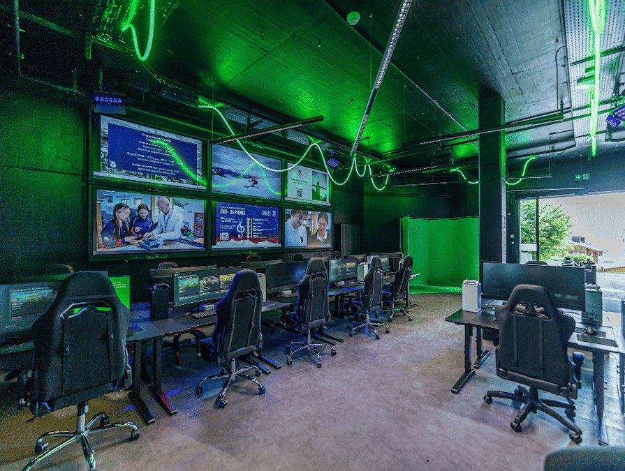 講堂や食堂、新入学オフィス、IT・ロボティクス教室など新施設が続々とオープンしたエイグロン校