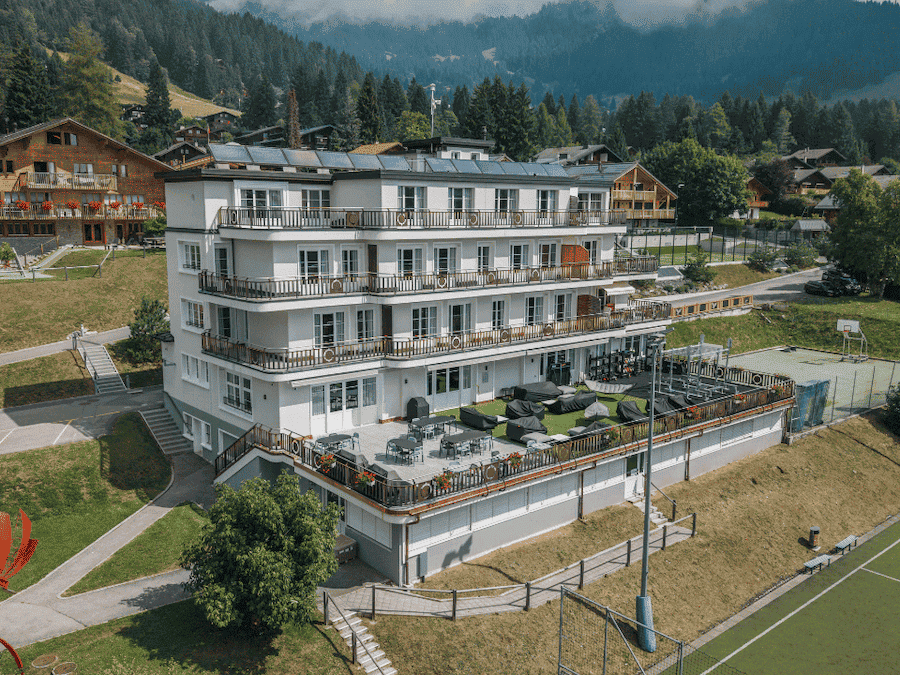 エイグロン校には全部で10の寮（ハウス）があり、異なる年齢の生徒たちが共に暮らし、家族のように日々を過ごしています