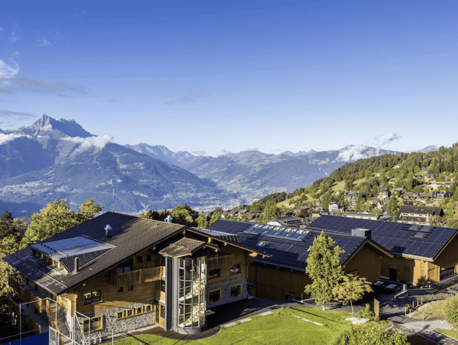 講堂や食堂、新入学オフィス、IT・ロボティクス教室など新施設が続々とオープンしたエイグロン校