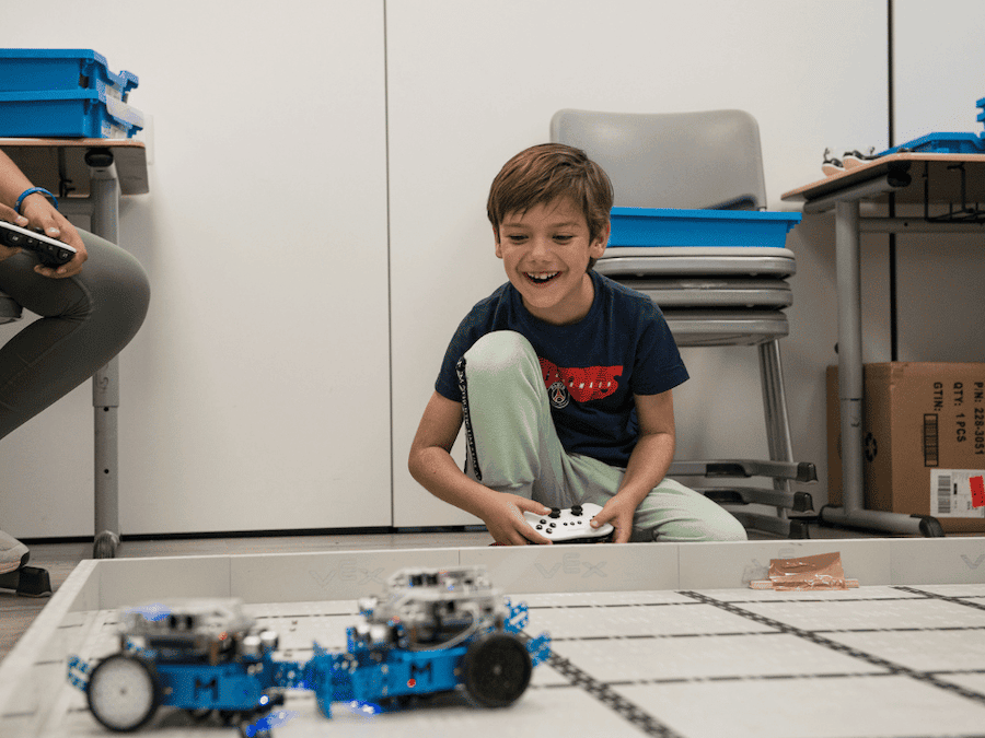 コンピュータプログラムやロボットーマッシュアップが学べるCDL校のサマースクール