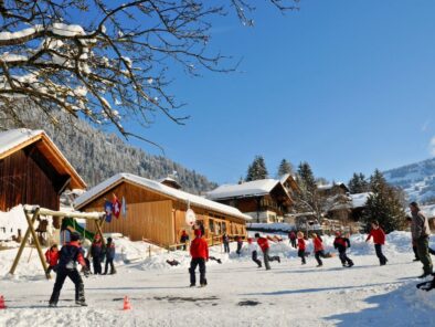 スイス寄宿学校JFK校で雪で遊ぶ生徒たち