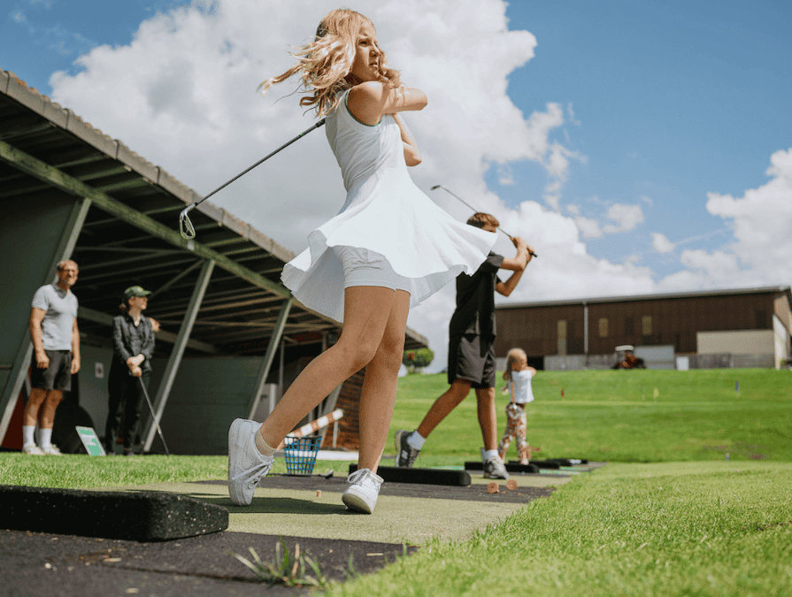 インスティテュート・アウフ・デム・ローゼンベルク校のサマースクールのアクティビティ　ゴルフ