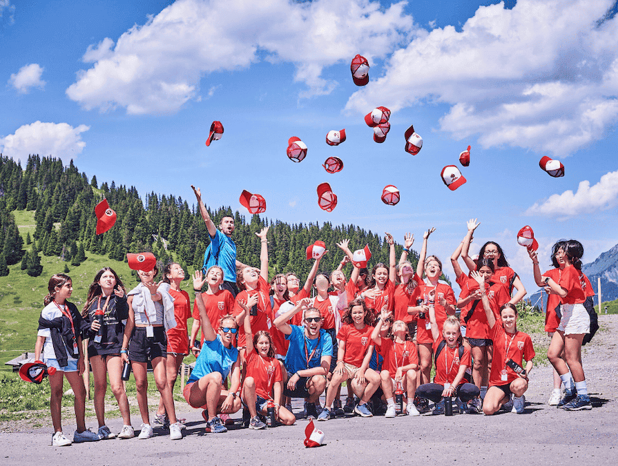 低年齢の全寮制インターナショナルスクールとして有名なスイスのラ・ガレン校のサマースクール参加者集合写真