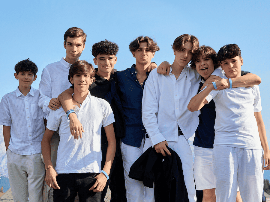 低年齢の全寮制インターナショナルスクールとして有名なスイスのラ・ガレン校のサマースクールに参加した男の子たち