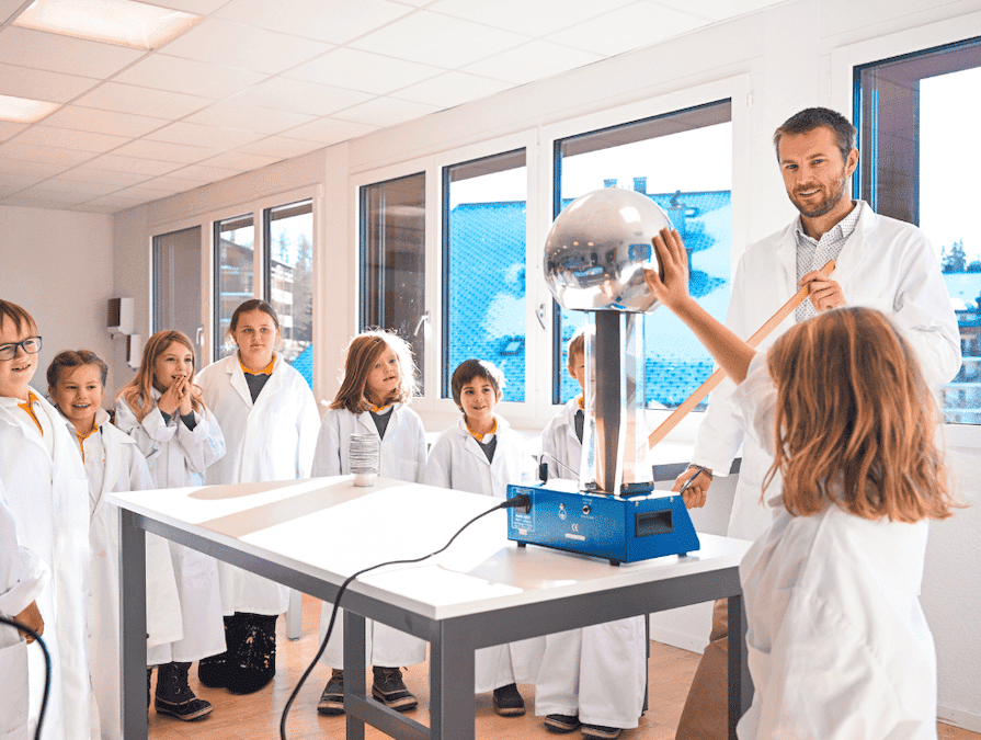 4歳のレセプションから高校卒業までのプログラムが提供されているル・リージェント・インターナショナル・スクール校