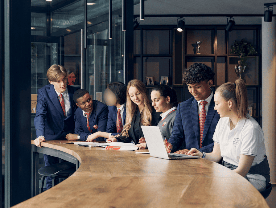 スイスのサマースクールでは、世界各国から集まる子どもたちと生活しながら、自然の中でのアクティビティや共同生活などを通して、多くの学びを得ることができます