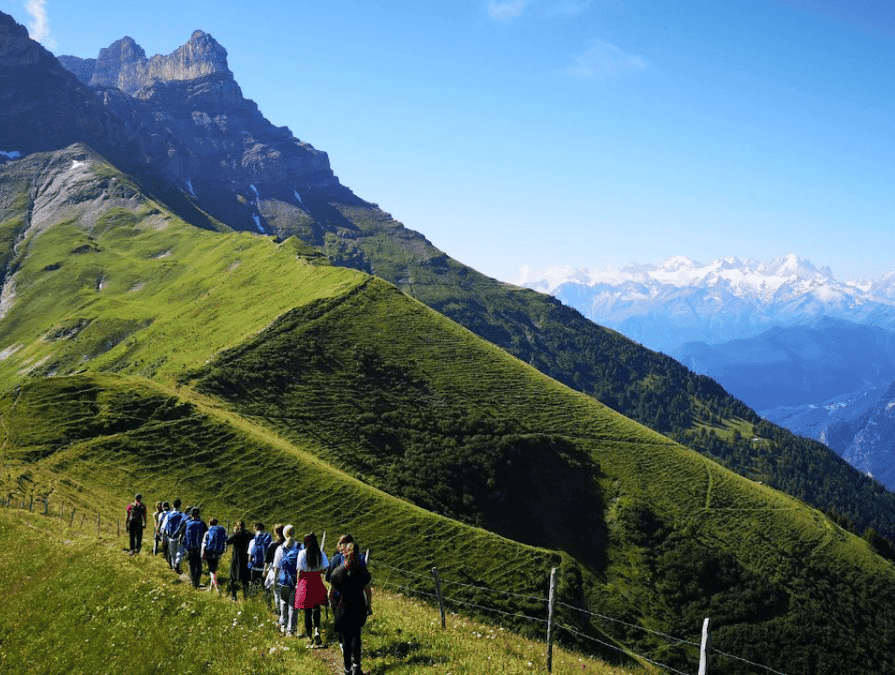 20260611_mangosteen_swissryugaku_garenne_hiking スイスは治安の良さや安定した社会環境でも知られており、初めて海外で生活するお子様を送り出す保護者の方にとっても安心感がある