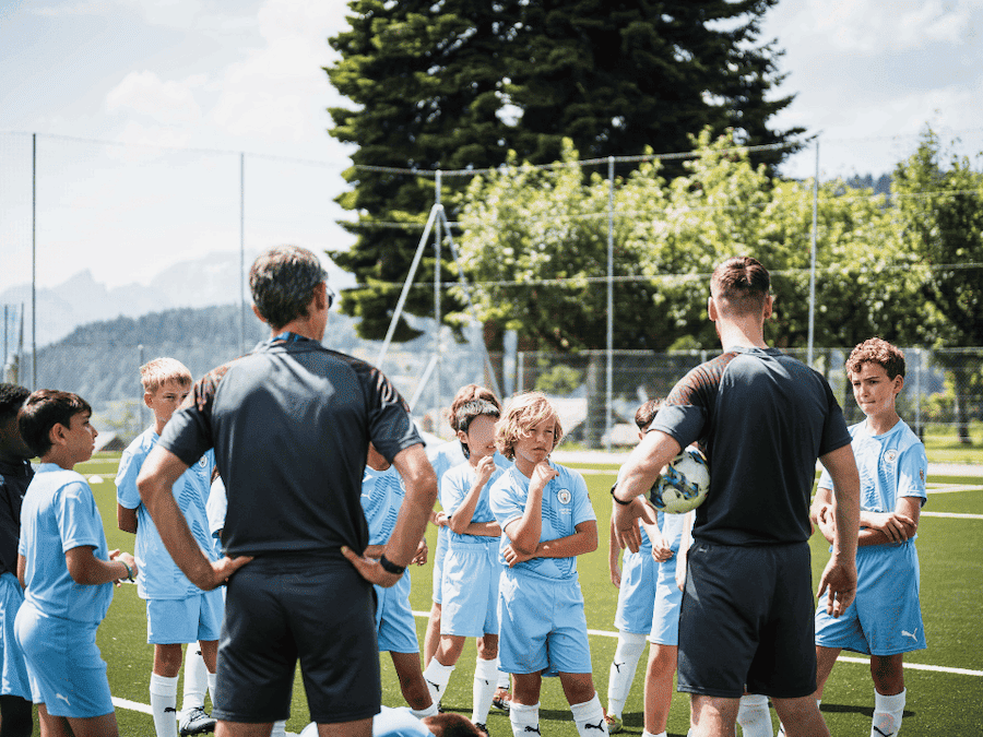 世界中から集まる児童生徒が集まるスイスのサマースクールではサッカーも学べる