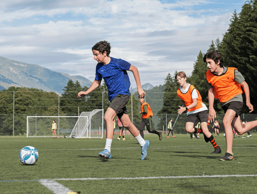 20260625_worldcup2026_summer_las02 世界中から集まる児童生徒たちが、言語や文化の違いを超えて学び、成長していくスイスのサマースクール。アクティビティのサッカー